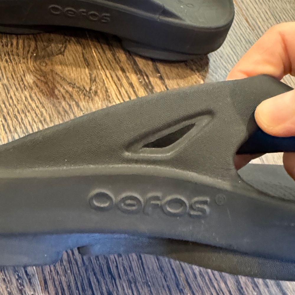 OOFOS Women's Classic Black cloud flip flop Sandals - Picture 2 of 6